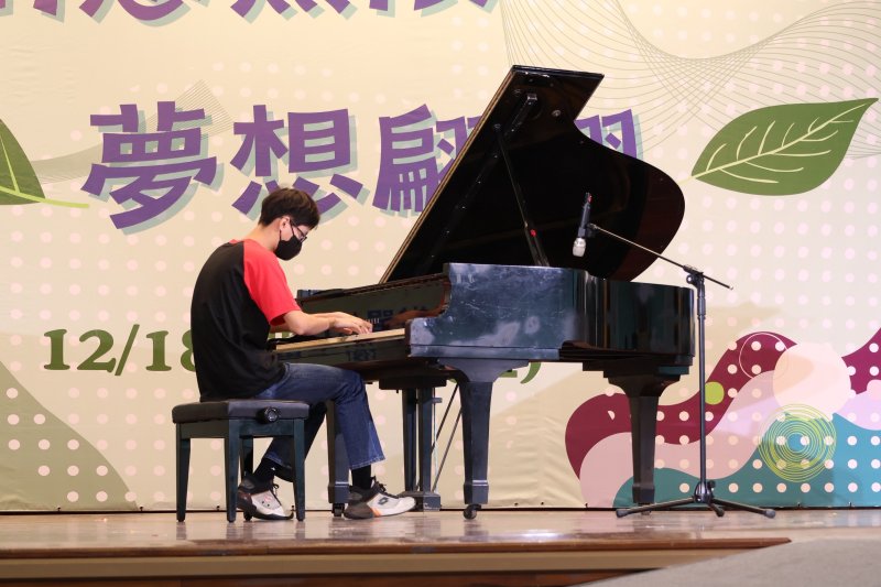 「鬼火」是鋼琴之王李斯特創作的曲子。李心延同學以高難度與生動的音樂，展現出鬼火靈動、自由、反叛的特性。