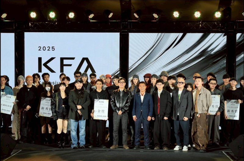 第六屆高雄時尚大賞評審團由台灣服飾設計師協會理事長竇騰璜（前排右二）、時尚鬼才周裕穎（前排左二）、潮流先鋒NAMESAKE Michael（前排右一），以及在地品牌ERIKA CHUNG設計師ERIKA（前排左一）共組陣容，以專業視角選出具潛力的青年設計新星。圖為市長陳其邁（前排左四）與立委許智傑（前排右四）及青年局長林楷軒（前排右三）與評審團及設計師合影。