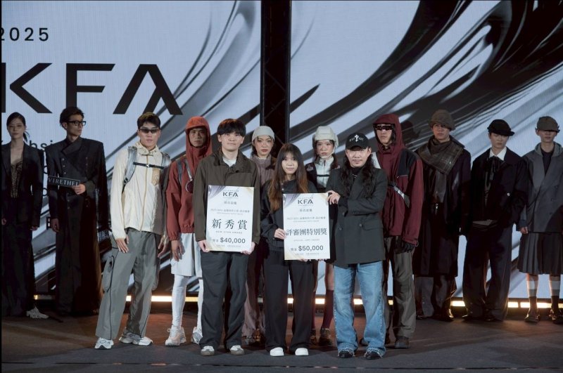 「永續時尚賞」獲獎作品實現永續與時尚的設計核心，獲得日月光投控、日月光社企、日月光環保永續基金會高度肯定，由日月光副總溫俊哲（中）代表頒獎。