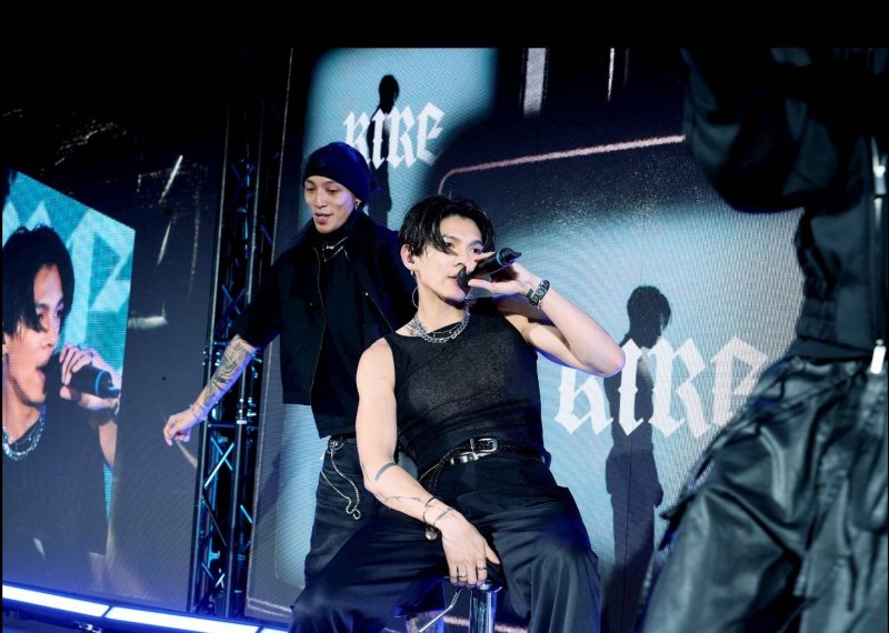 潮流創作歌手 KIRE 凱爾於高雄時尚大賞決賽現場壓軸演出，結合音樂節奏、燈光效果與時尚舞台，為活動注入跨界潮流氛圍。