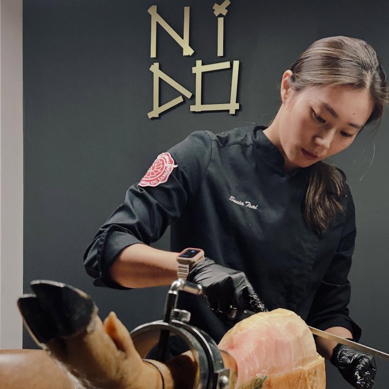 青創品牌「Nido Spanish Cuisine」聖誕檔期至12月31日提供限定伊比利火腿餐點，由Sonia現場擔任侍肉師切製，透過現切呈現火腿油脂香氣與層次風味。（圖片來源：業者提供）