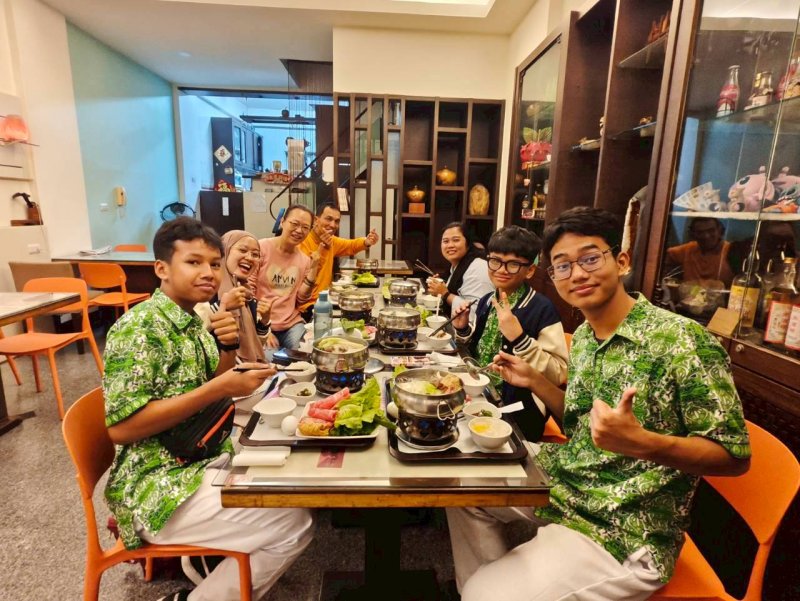 接待家庭招待印尼師生享用火鍋。