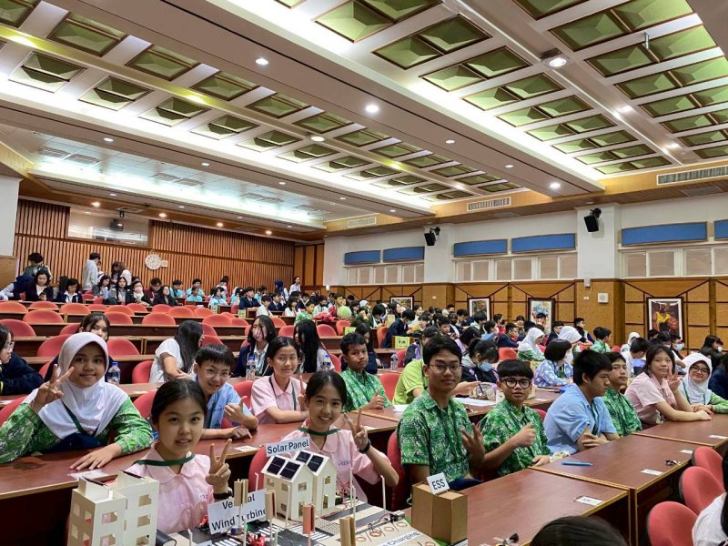 學生上場比賽前開心合影。