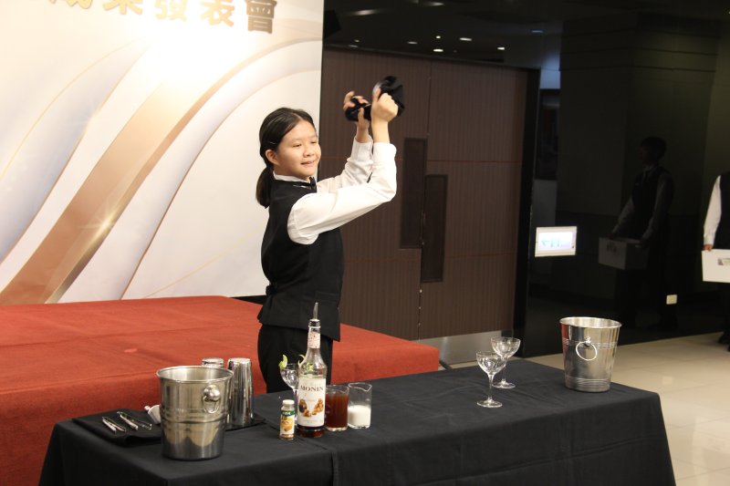 年僅15歲蕭苡晴穩健台風贏得無酒精傳統調飲組金牌