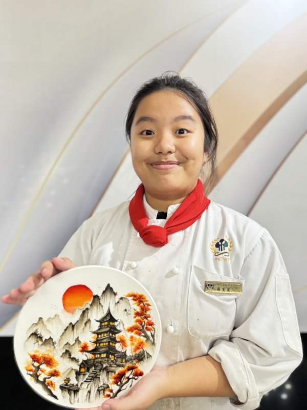 國廚印尼籍羅賢麗巧手以果膠畫出山水意境贏得金牌