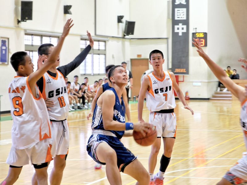 最後8秒投進關鍵球，追平分搶進四強戰的青年國中郭岳澄（中著藍衣）。