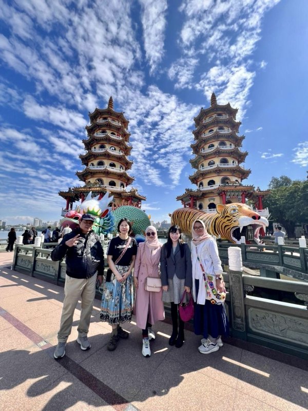 小港高中團隊帶領姊妹校師長前往左營龍虎塔、西灣英國領事館，感受高雄的歷史人文。