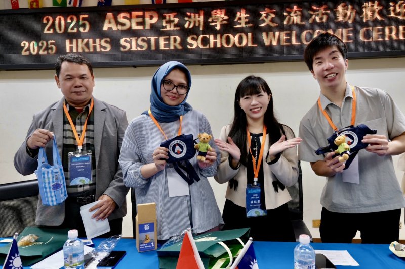 小港高中姊妹校日本大阪府立東高等學校、印尼 SMA Labschool Cibubur 23日到訪，參加2025ASEP大會，也投過接待家庭體驗在地生活與美食。