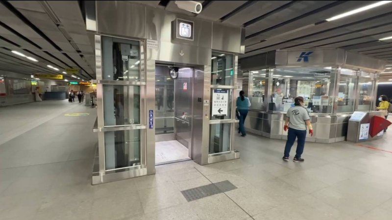 捷運高鐵站變電箱跳脫，手扶梯、電梯無法運作，民眾拖大行李相當不便。