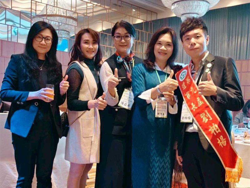 樹德家商校長陳清美(右二)率樹德家商校友會團隊到場祝賀，恭喜劉柏楊(右一)榮任理事長。