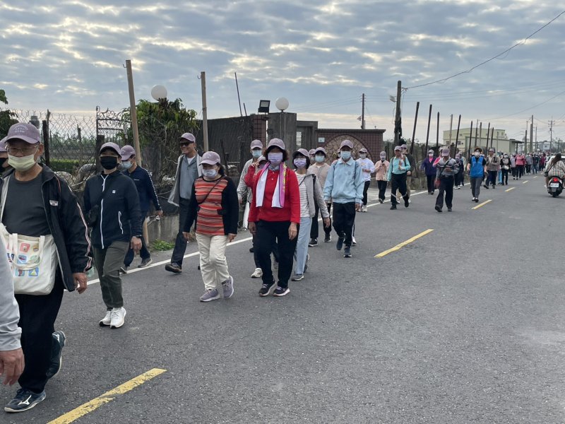 長長的人龍的花間漫行，場面十分恬靜。（周敏煌攝）