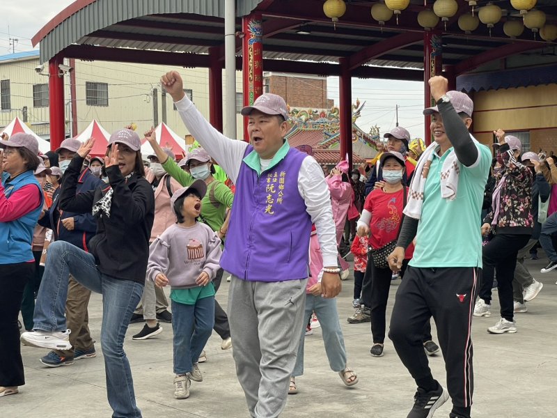 鄉公所主任秘書阮志光夫婦健走前，動一動先暖身。（周敏煌攝）