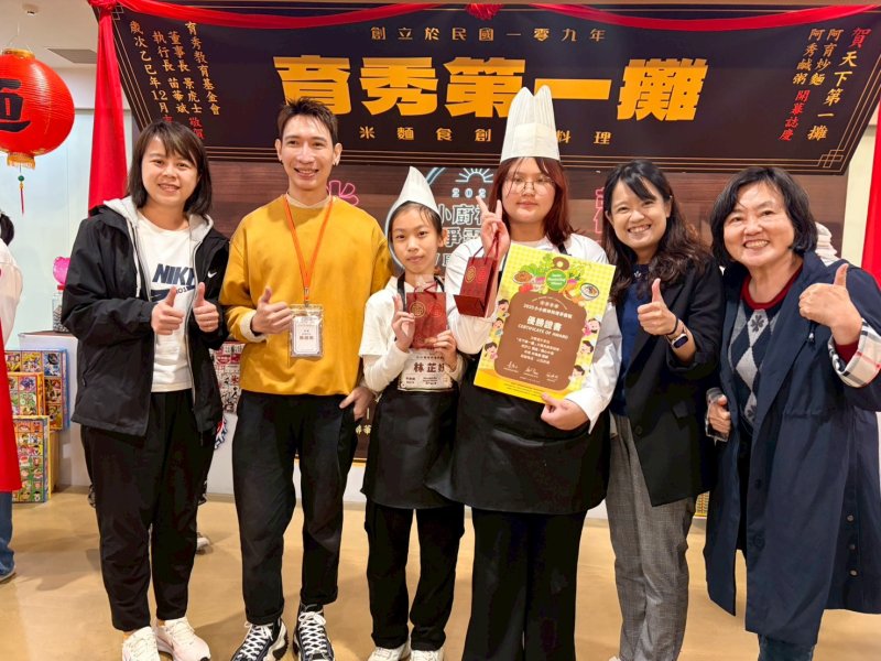 深水國小校園栽種食材製作的「芥菜粥與艾草粿」，更獲得優選並榮膺評審特別推薦獎，相當受到歡迎。