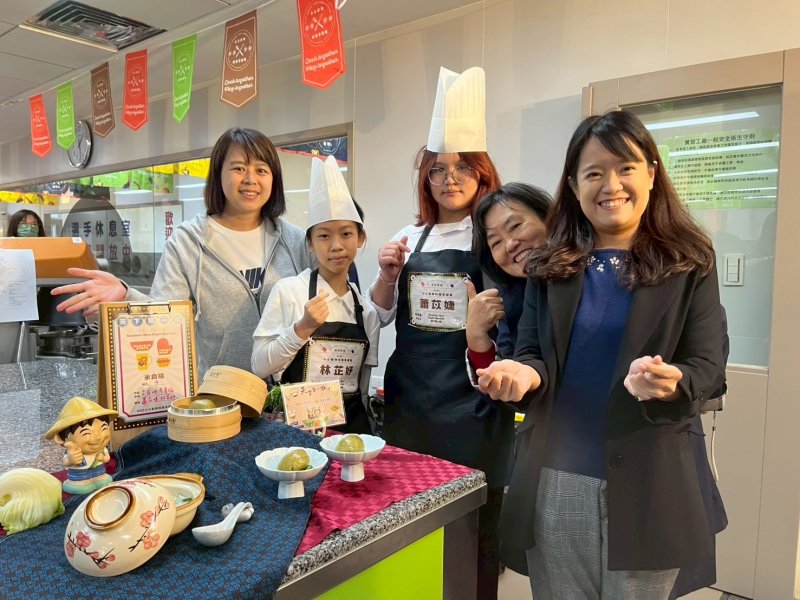 深水國小校園栽種食材製作的「芥菜粥與艾草粿」，更獲得優選並榮膺評審特別推薦獎，相當受到歡迎。