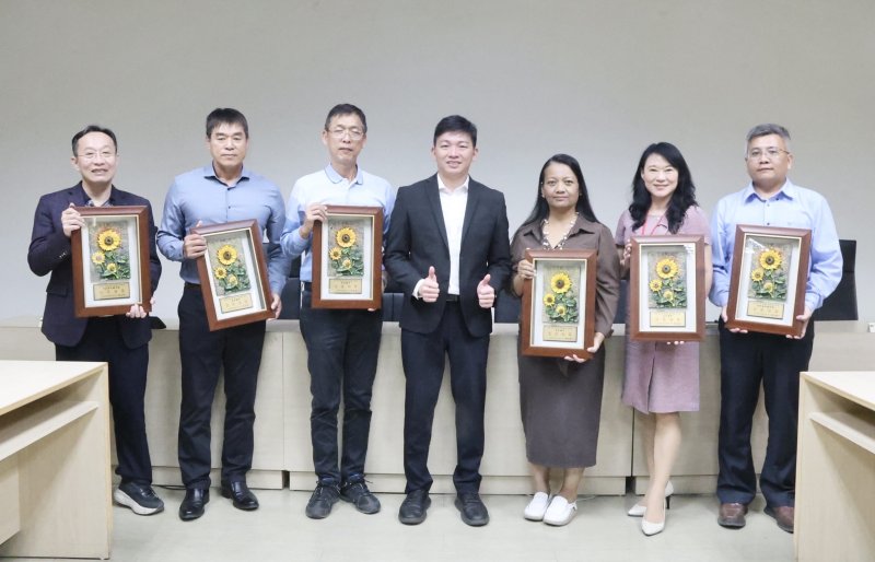 113學年度高雄市共有39所國中學校達標獲「閱讀標章」認證；教育局長吳立森特別公開表揚。