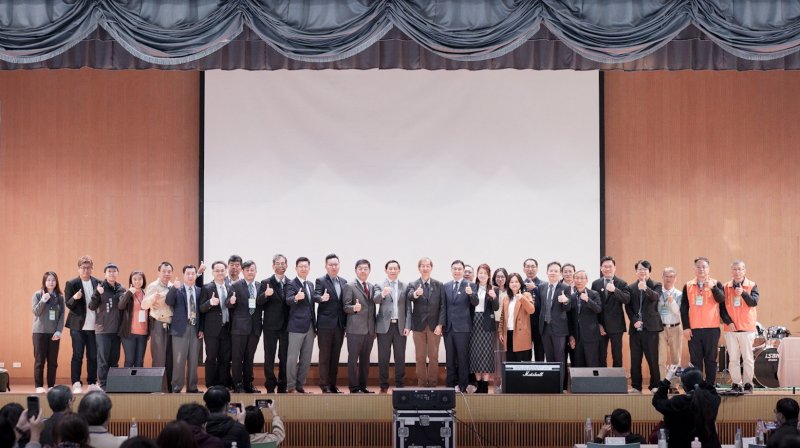  亞洲眼視光管理協會(AOMA)貴賓，中華民國視光學會理事長及各地區驗光師、生公會理事長合照。