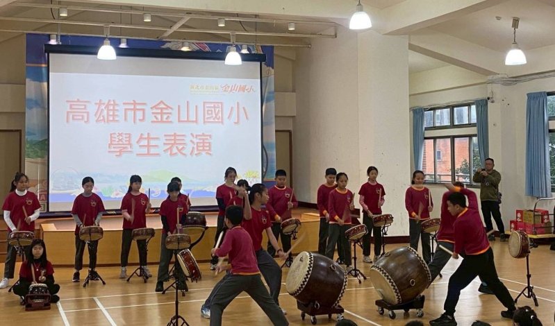 高雄市金山國小氣勢磅礡的鼓藝表演。