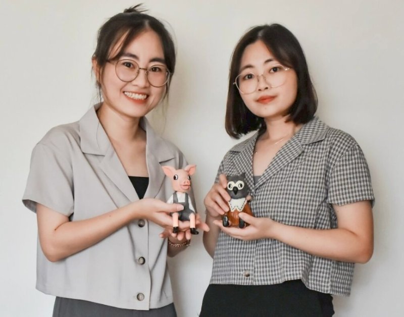 青年局輔導的插畫品牌「異想之森工作室」，以柴山獼猴為主題規劃手作體驗，透過插畫與拼貼，引導參與者理解獼猴的日常行為與生態特性。(圖左至右為王佳薇、王帛羽插畫家)