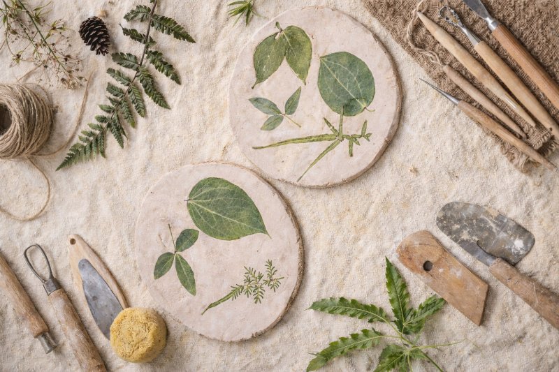 高雄在地陶藝品牌「已知用火」帶領民眾以陶土創作，運用拓印工法保留構樹、山黃麻等柴山常見植物的葉脈紋理，轉化為兼具實用與美感的生活器皿。