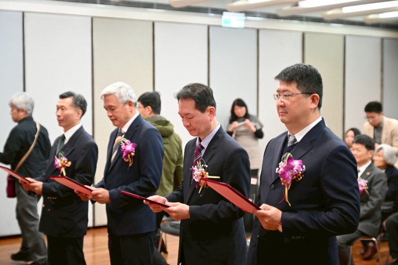 今日一共有四校由新任校長宣示就任，包括高科大、北科大、澎科大、高餐等四校。右二為高科大校長吳忠信宣示就職。