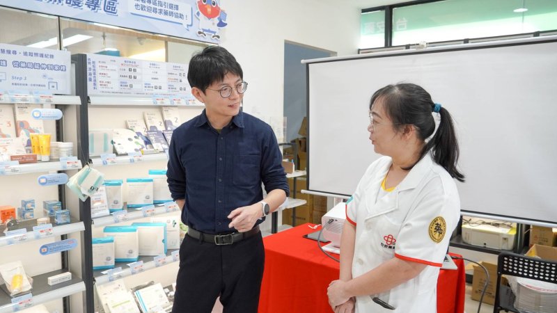 設置於知名連鎖藥局高雄武廟店的「癒來速－智慧傷口照護專區」，結合數位化標示與藥師專業諮詢，提供民眾完善的居家照護建議與敷料選購。