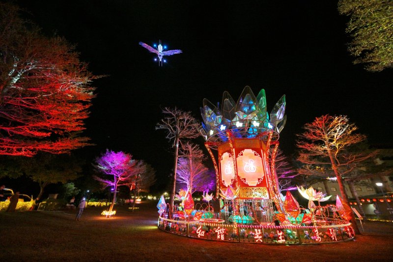 佛光山「2026年春節平安燈法會」的主燈「蓮華飛騎」帶給大眾驚喜連連。