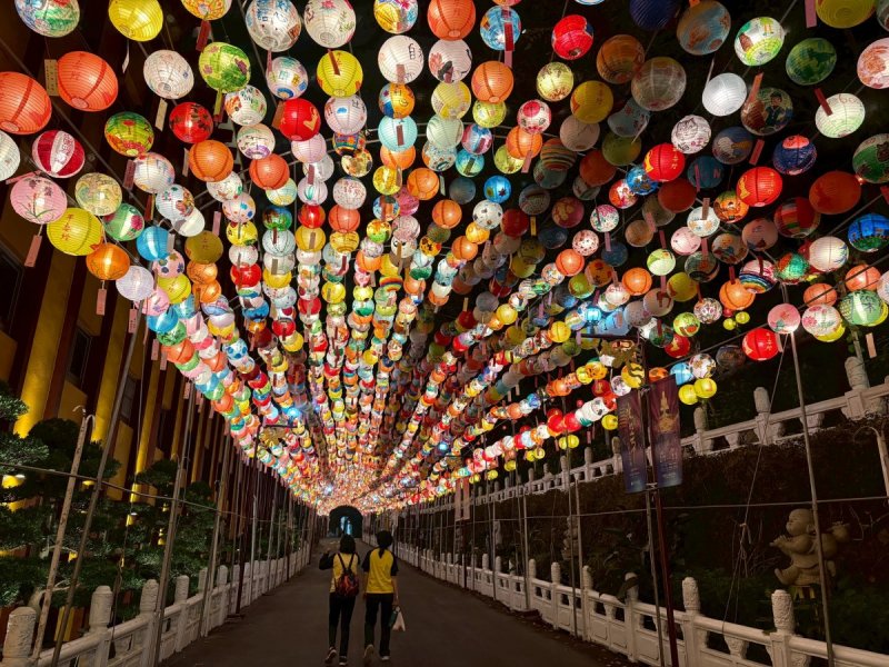 .「2026年春節平安燈法會」，於佛光山菩提路上，有來自全球彩繪燈籠3300顆，美輪美奐。