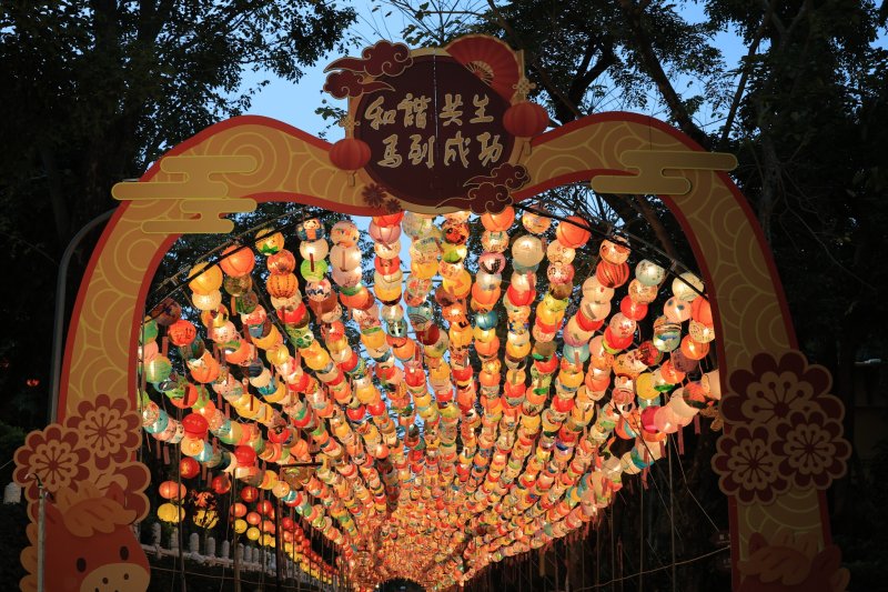 今年的祝福語是「和諧共生‧馬到成功」，呼應馬年的好彩頭。