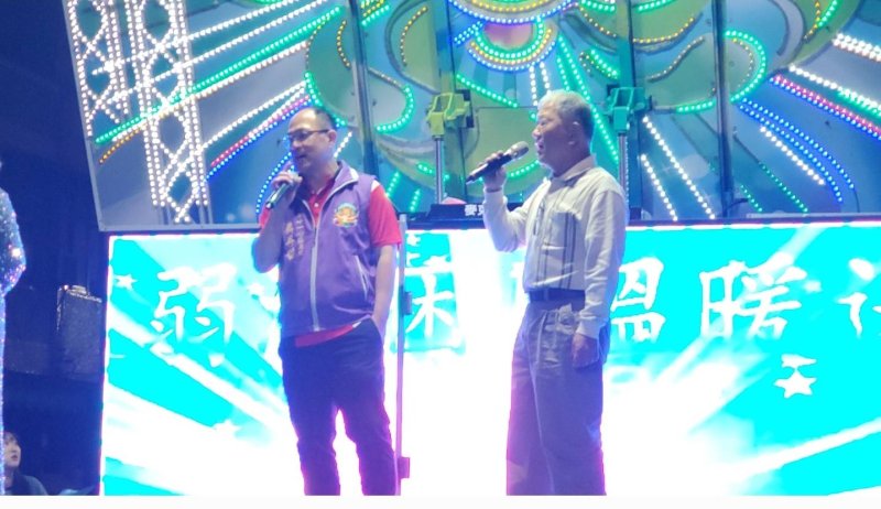 主辦人吳昇哲也與父親上台獻唱客語歌曲，贏來滿堂采。(漾新聞記者陳雯萍攝)