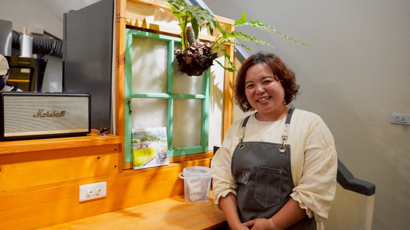 「拾念 手作甜品」負責人黃庭亞以天然食材為甜品主角，例如熬煮白木耳、手洗愛玉及研發季節限定手作果醬，打造「健康、天然、手作」的品牌形象。