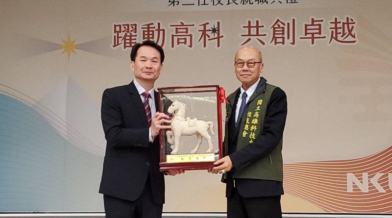 校友總會長朱溥霖致贈吳忠信校長履新紀念品。（漾新聞記者陳雯萍攝）