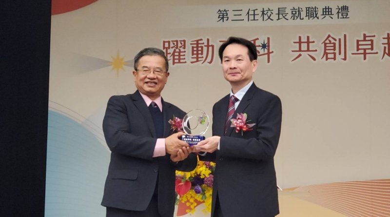 新任校長吳忠信致贈紀念品與卸任校長楊慶煜。（漾新聞記者陳雯萍攝）