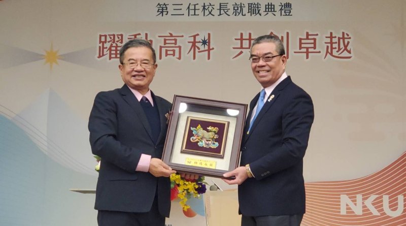 校友會長聯誼會會長吳勝松致贈楊慶煜校長卸任紀念品。（漾新聞記者陳雯萍攝）