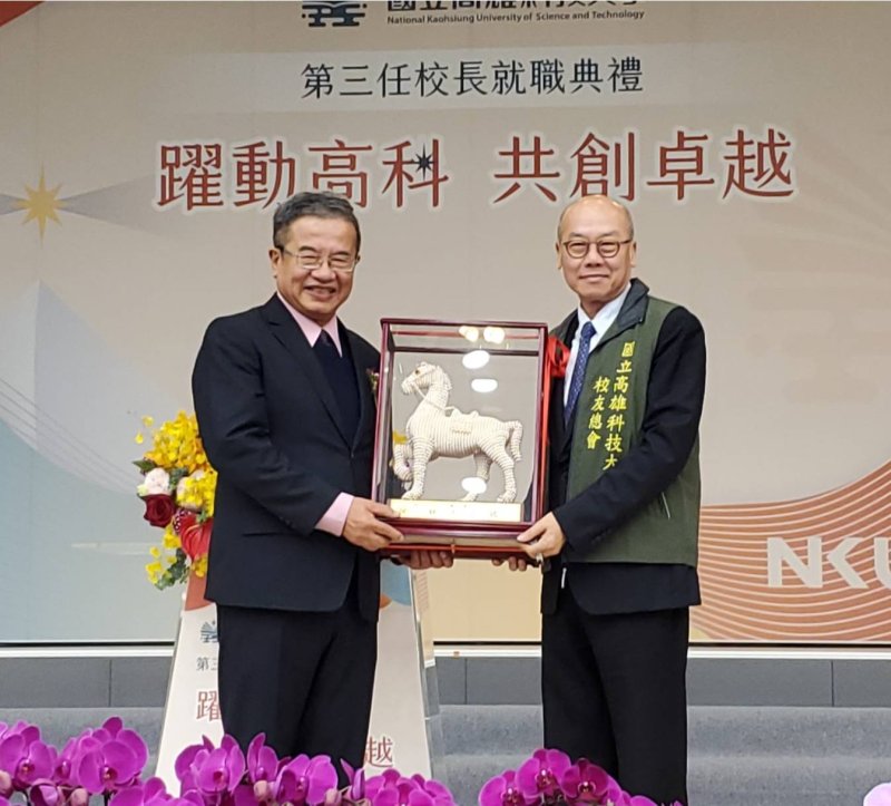 高科大校友總會總會長朱溥霖致贈紀念品與卸任校長楊慶煜。（漾新聞記者陳雯萍攝）