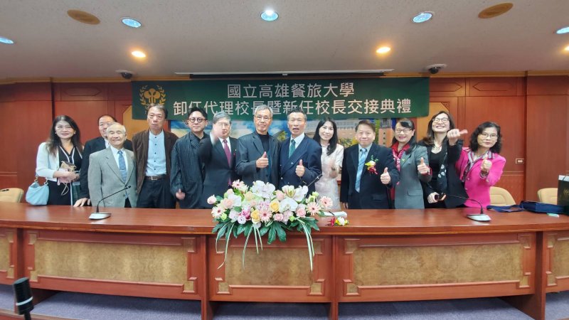 高餐大第五任校長交接，老師的老師，學生的學生，五代同堂，成為有趣且重要的歷史畫面。(漾新聞記者陳雯萍攝)