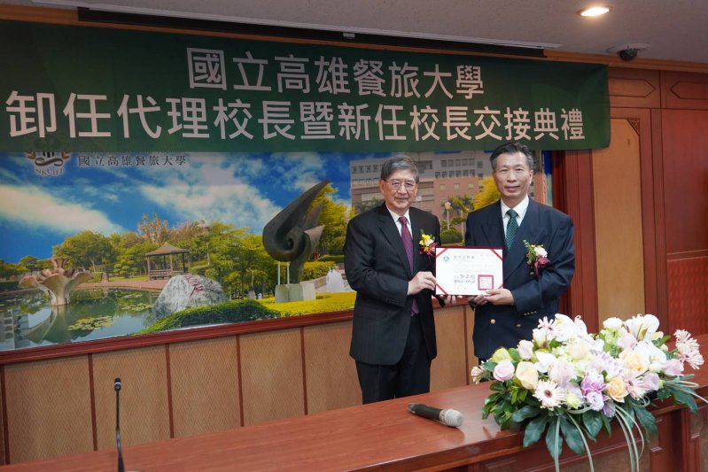 前校長容繼業頒發當選證書予方德隆。(漾新聞記者陳雯萍攝)