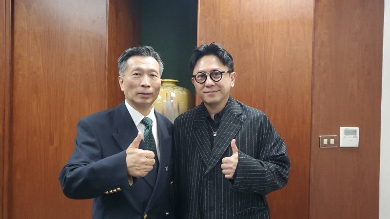 方德隆與校友總會長薛舜迪。(漾新聞記者陳雯萍攝)