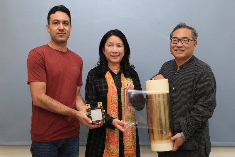 國立中山大學光電工程學系教授黃文堯（右）、張美濙（中）團隊研發新型質子交換膜，研究成果獲登「國際氫能期刊」（International Journal of Hydrogen Energy）。共同作者光電系博士生Abid Hussain（左）手持應用質子膜的燃料電池單電池。
