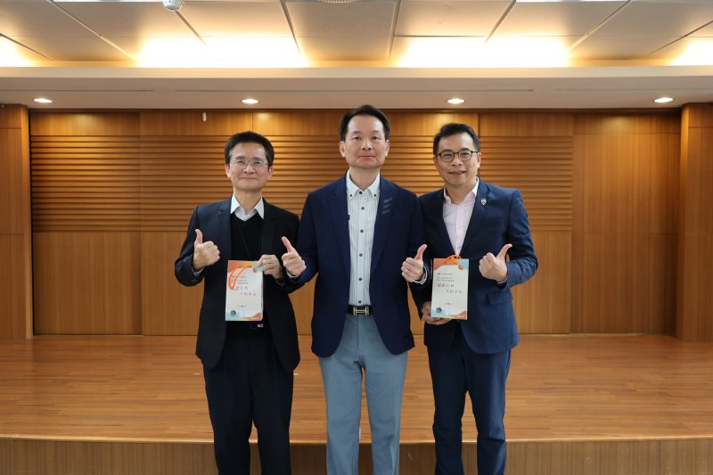 高科大校長吳忠信(中)致贈就任禮品。左為勢流科技陳忠懋總經理、右為台灣西門子軟體工業董事長陳晧璋。(高科大提供)