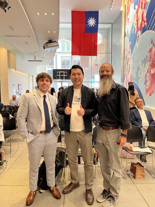 超智諮詢創辦人陳弘益博士（中）與美國合作夥伴於台灣駐紐約經濟文化辦事處合影交流。