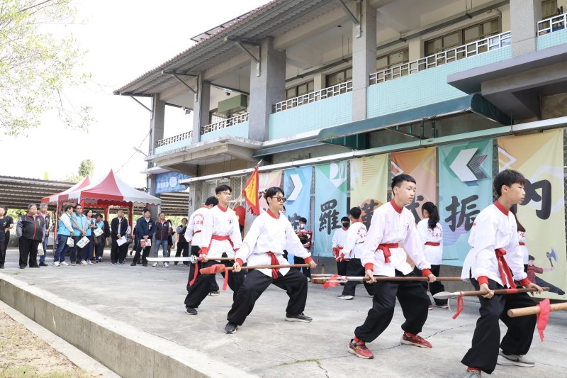 教育局今天在內門國中，感謝相關單位募集「幸福年菜」；現場並有觀亭國小絲竹樂、內門國中宋江藝陣，以及蔡典成、張學隆老師現場揮毫寫春聯。