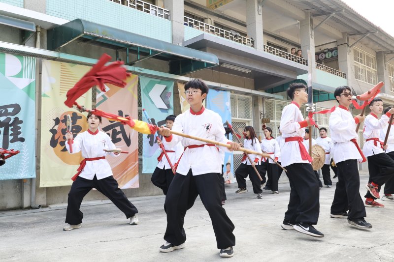 教育局今天在內門國中，感謝相關單位募集「幸福年菜」；現場並有觀亭國小絲竹樂、內門國中宋江藝陣，以及蔡典成、張學隆老師現場揮毫寫春聯。