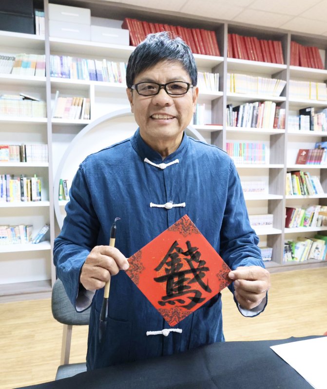 張學隆老師現場手寫春聯。