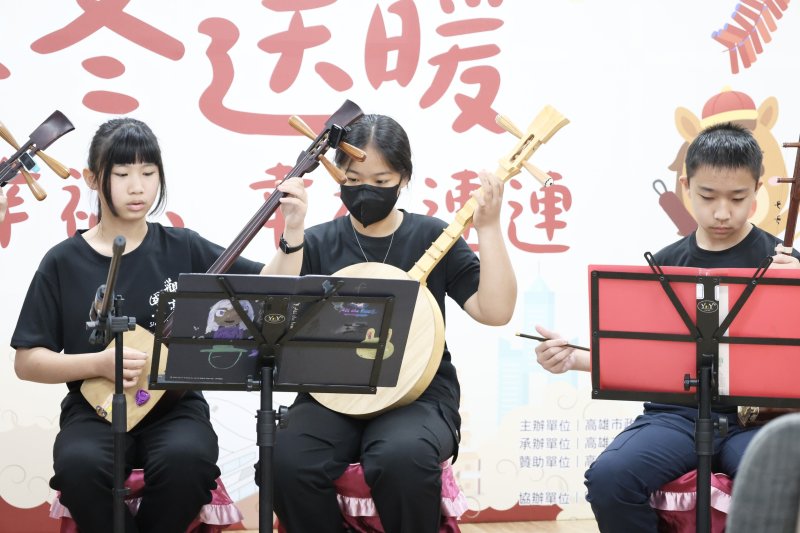 教育局今天在內門國中，感謝相關單位募集「幸福年菜」；現場並有觀亭國小絲竹樂、內門國中宋江藝陣，以及蔡典成、張學隆老師現場揮毫寫春聯。