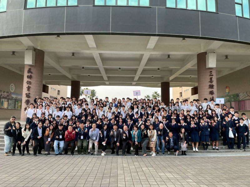 日本熊本學園附高中訪三民高中，雙語學伴開啟臺日科技交流新頁。（三民高中提供）