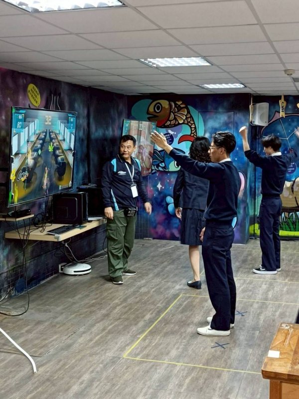 日本學生在三民高中的基地體驗射擊。