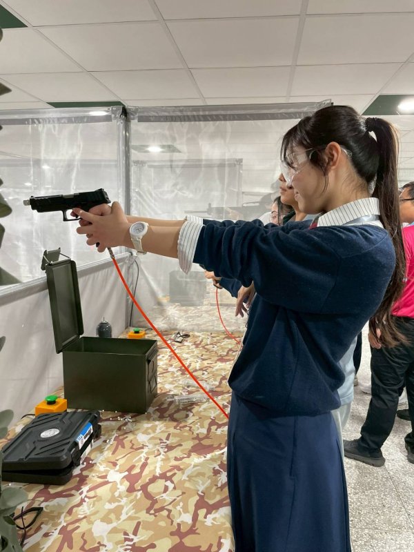 日本學生在三民高中的基地體驗射擊。