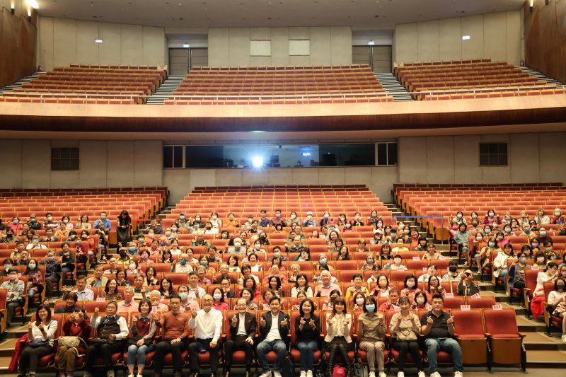 離島狂醫杜元坤社教館開講　逆境樂章震撼人心彩色醫療人生，現場座無虛席。