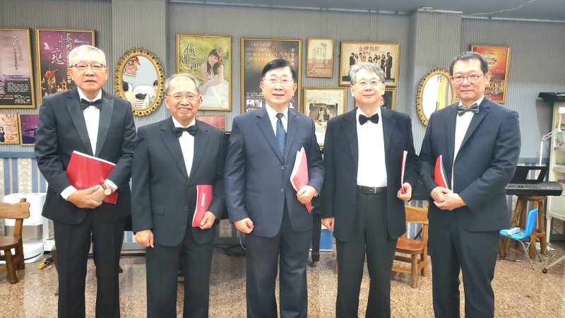 這次出國僅有的男士群，為了護花，不惜走上舞台獻唱。（漾新聞記者陳雯萍攝）