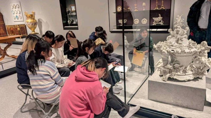 新興高中學生很難得的經驗可以到芝加哥藝術學院（Art Institute of Chicago)參加藝術品賞析活動，解鎖教科書中著名藝術作品。